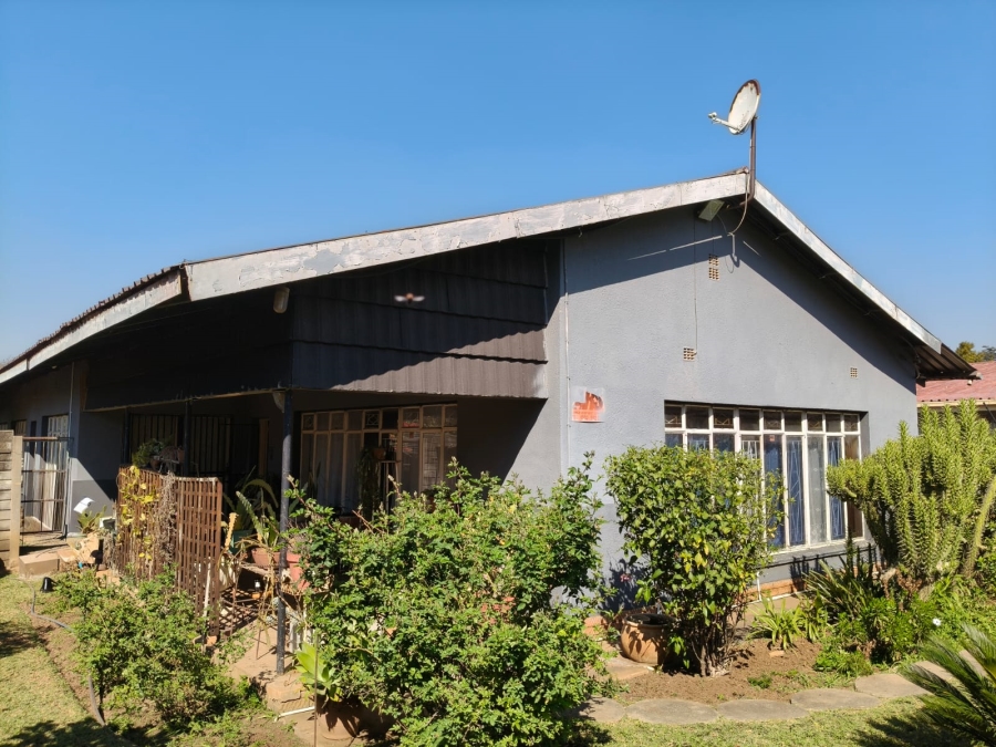 To Let 4 Bedroom Property for Rent in Oos Einde North West
